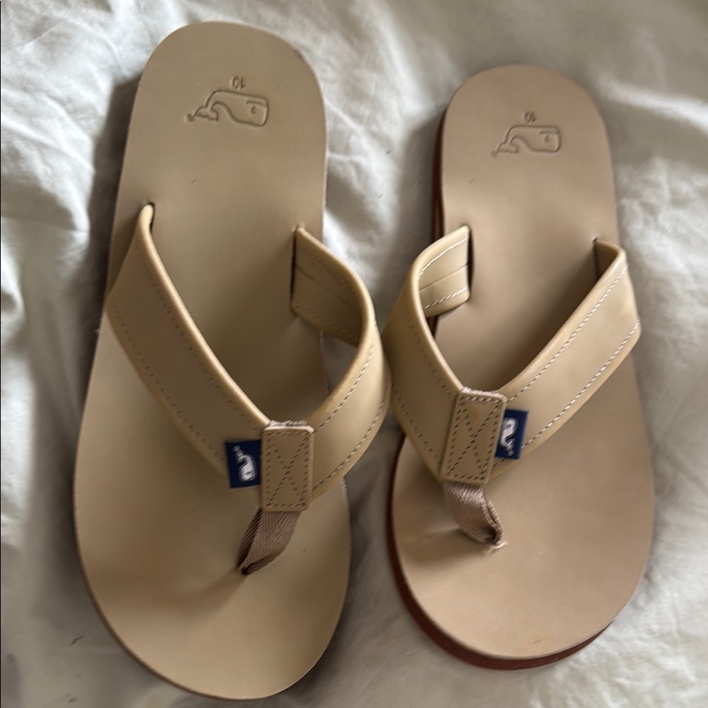 Vineyard Vines men’s Tan Flip Flop Sandals